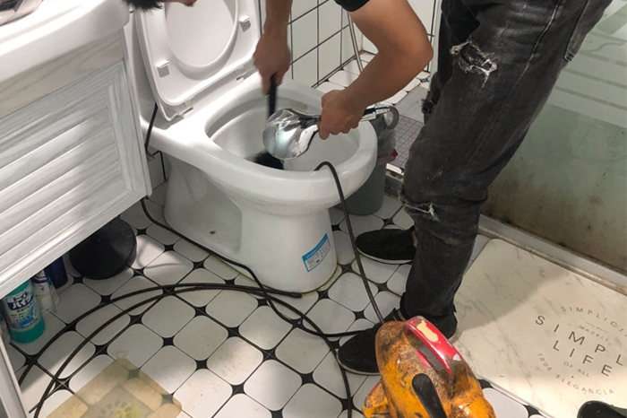 九寨沟马桶堵塞自己疏通还是找师傅?专业上门服务让你省时更省心